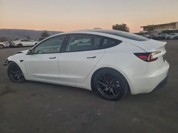 5YJ3E1EA1SF076126 2025 TESLA MODEL 3 - Image 2