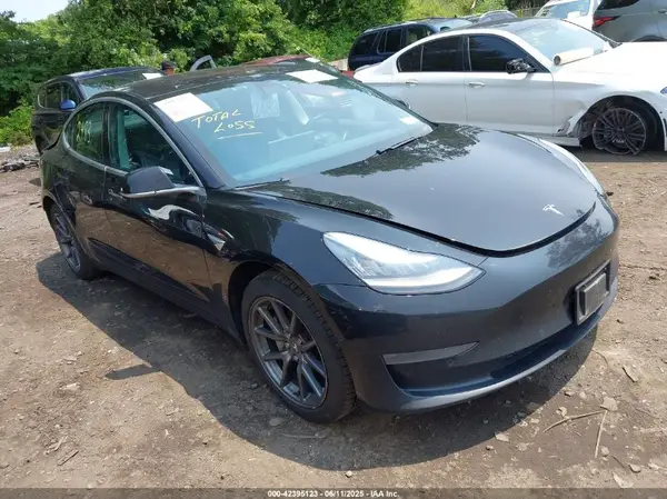 5YJ3E1EA2JF021098 2018 TESLA MODEL 3 - Image 1