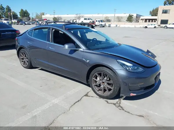 5YJ3E1EA2JF033851 2018 TESLA MODEL 3 - Image 1