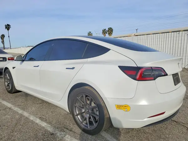 5YJ3E1EA2MF068460 2021 TESLA MODEL 3 - Image 2