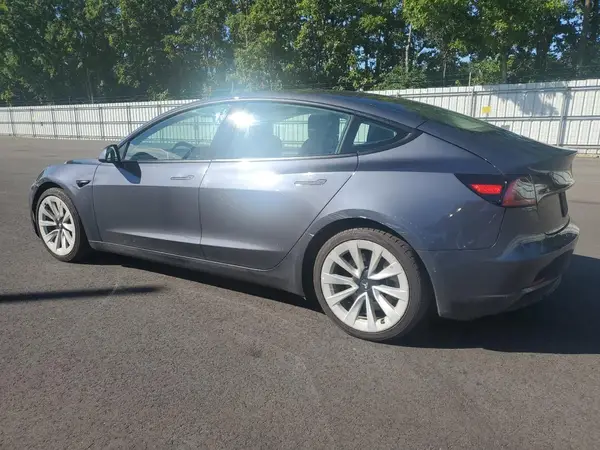 5YJ3E1EA2NF185893 2022 TESLA MODEL 3 - Image 2