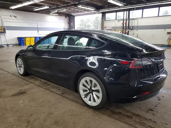 5YJ3E1EA2NF303912 2022 TESLA MODEL 3 - Image 2