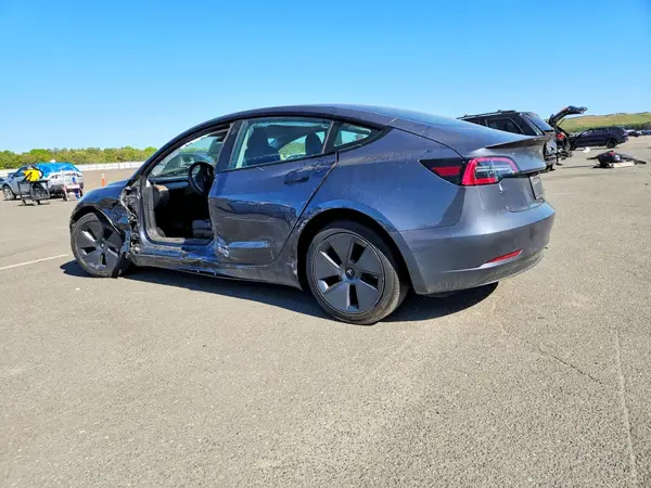5YJ3E1EA2PF396191 2023 TESLA MODEL 3 - Image 2
