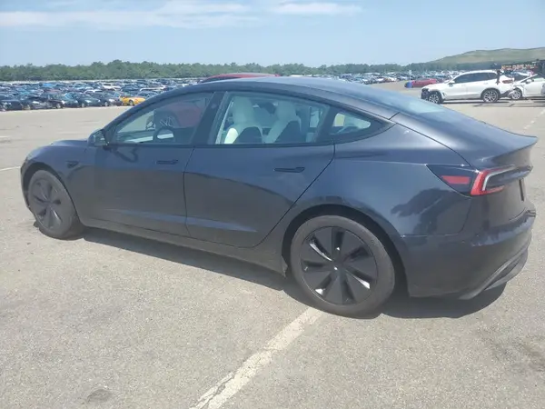 5YJ3E1EA2SF010622 2025 TESLA MODEL 3 - Image 2