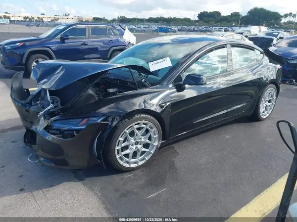 5YJ3E1EA2SF017733 2025 TESLA MODEL 3 - Image 2