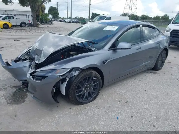 5YJ3E1EA2SF018381 2025 TESLA MODEL 3 - Image 2