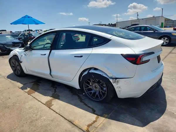 5YJ3E1EA2SF025380 2025 TESLA MODEL 3 - Image 2