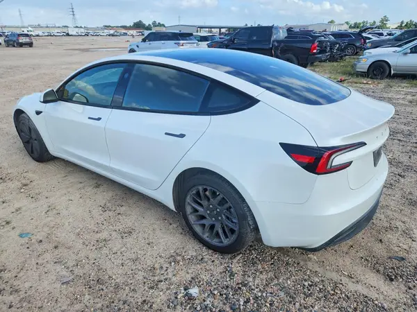 5YJ3E1EA2SF034693 2025 TESLA MODEL 3 - Image 2