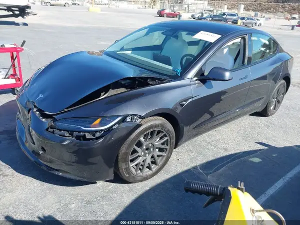 5YJ3E1EA2SF038470 2025 TESLA MODEL 3 - Image 2
