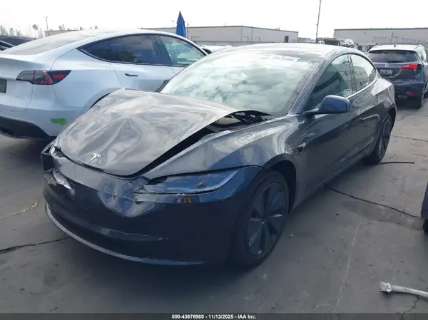 5YJ3E1EA2SF075678 2025 TESLA MODEL 3 - Image 2