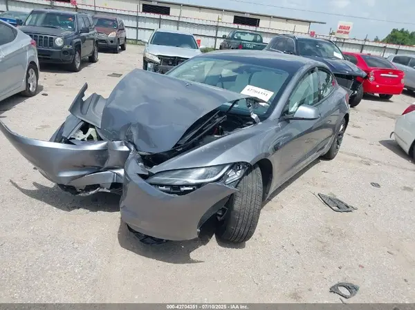 5YJ3E1EA2SF933490 2025 TESLA MODEL 3 - Image 2