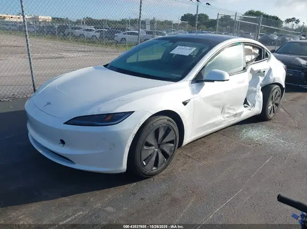 5YJ3E1EA2SF933926 2025 TESLA MODEL 3 - Image 2