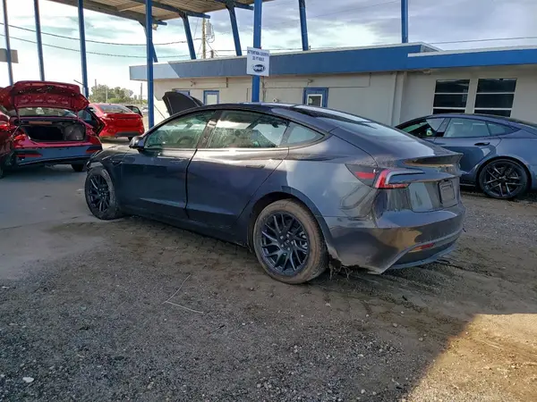 5YJ3E1EA2SF972550 2025 TESLA MODEL 3 - Image 2
