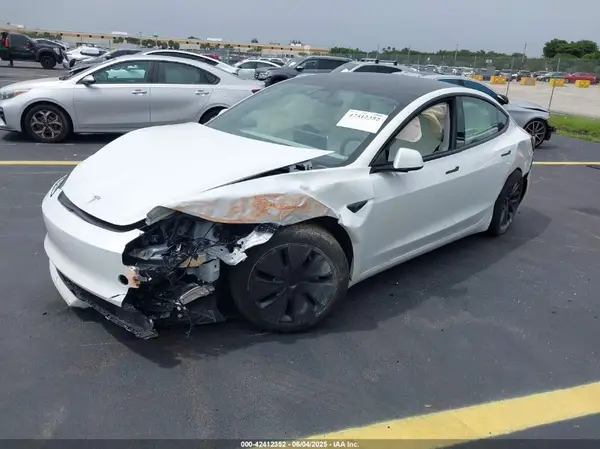 5YJ3E1EA2SF981877 2025 TESLA MODEL 3 - Image 2