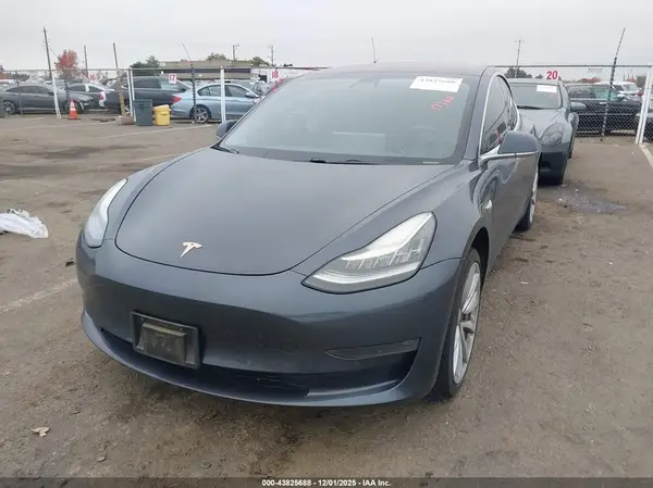 5YJ3E1EA3JF019960 2018 TESLA MODEL 3 - Image 2
