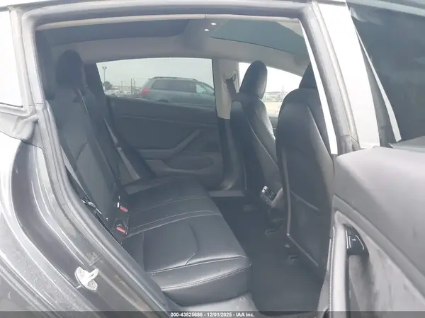 5YJ3E1EA3JF019960 2018 TESLA MODEL 3 - Image 8