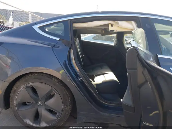 5YJ3E1EA3JF037682 2018 TESLA MODEL 3 - Image 8