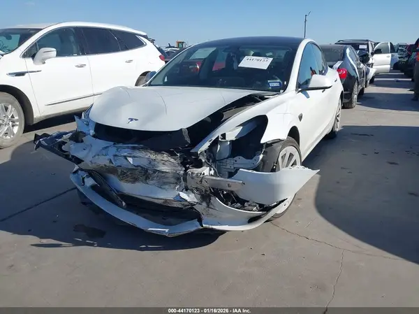 5YJ3E1EA3PF437329 2023 TESLA MODEL 3 - Image 2