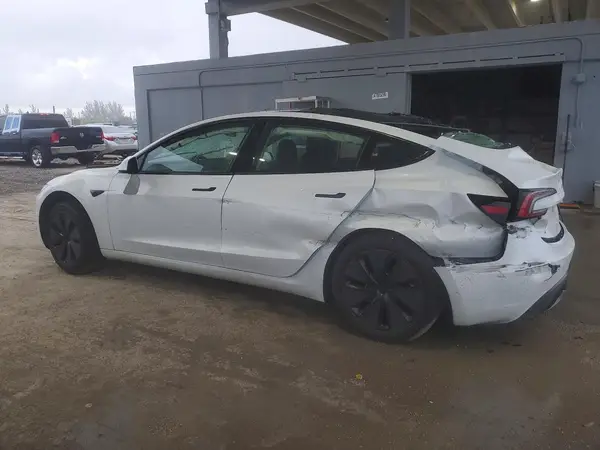 5YJ3E1EA3SF034721 2025 TESLA MODEL 3 - Image 2