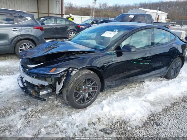 5YJ3E1EA3SF969396 2025 TESLA MODEL 3 - Image 2