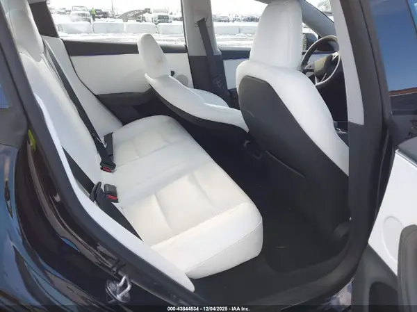 5YJ3E1EA3SF969396 2025 TESLA MODEL 3 - Image 8