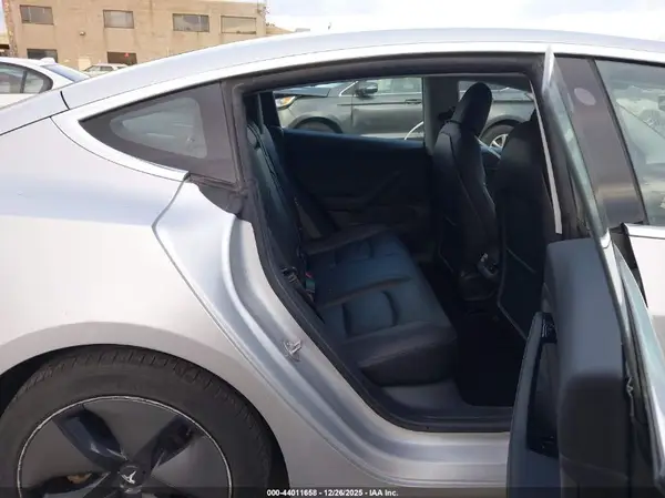 5YJ3E1EA4JF043037 2018 TESLA MODEL 3 - Image 8