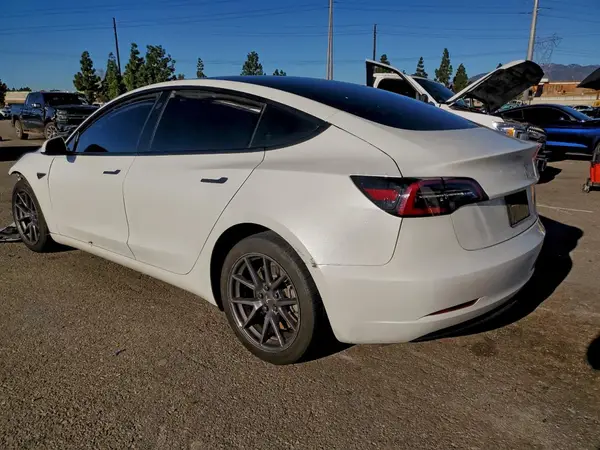 5YJ3E1EA4PF429207 2023 TESLA MODEL 3 - Image 2