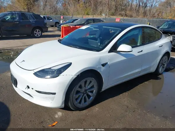 5YJ3E1EA4PF449781 2023 TESLA MODEL 3 - Image 2