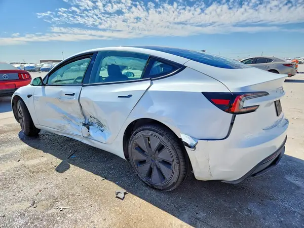 5YJ3E1EA4SF038938 2025 TESLA MODEL 3 - Image 2