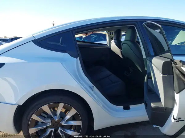 5YJ3E1EA4SF049843 2025 TESLA MODEL 3 - Image 8