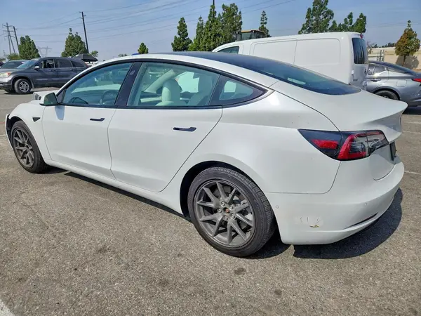 5YJ3E1EA5NF339822 2022 TESLA MODEL 3 - Image 2