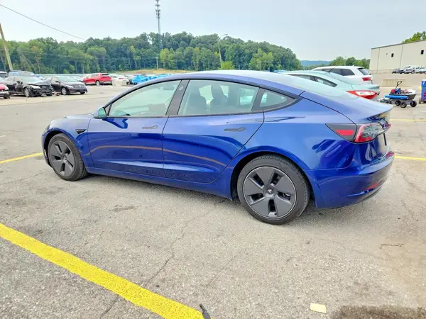 5YJ3E1EA5NF370374 2022 TESLA MODEL 3 - Image 2