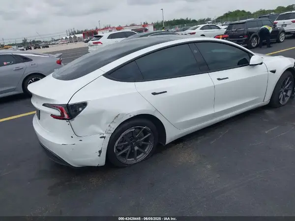 2024 TESLA MODEL 3 IAAI lot 42428445 auction photo 4