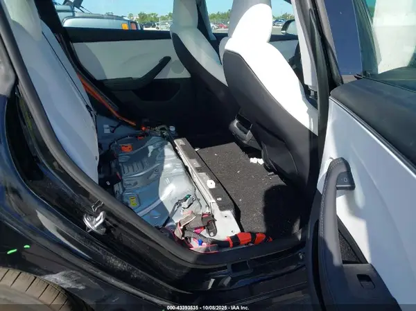 5YJ3E1EA5SF936318 2025 TESLA MODEL 3 - Image 8
