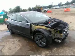 5YJ3E1EA6JF052757 2018 TESLA MODEL 3