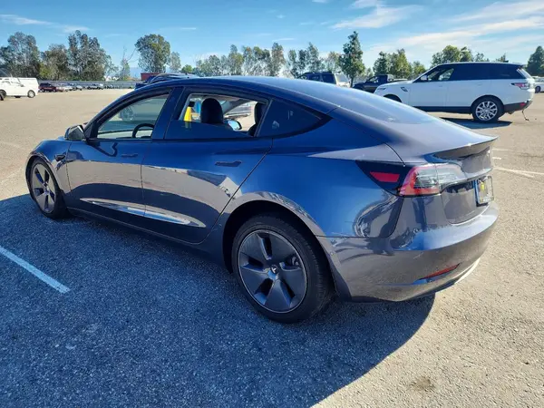 5YJ3E1EA6NF302049 2022 TESLA MODEL 3 - Image 2