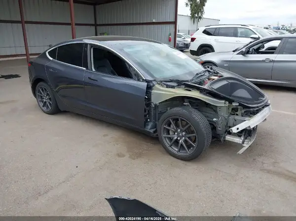 5YJ3E1EA7JF019962 2018 TESLA MODEL 3 - Image 1