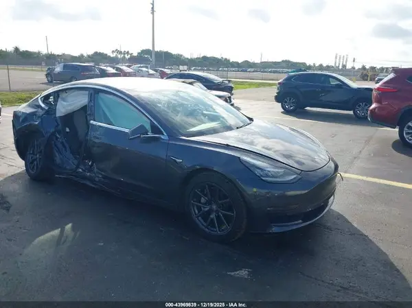 5YJ3E1EA7JF026779 2018 TESLA MODEL 3 - Image 1