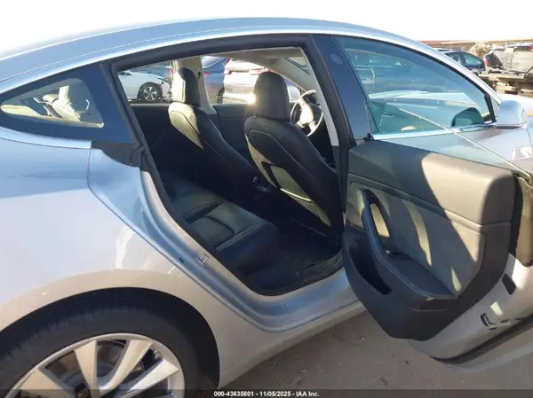 5YJ3E1EA7JF038401 2018 TESLA MODEL 3 - Image 8