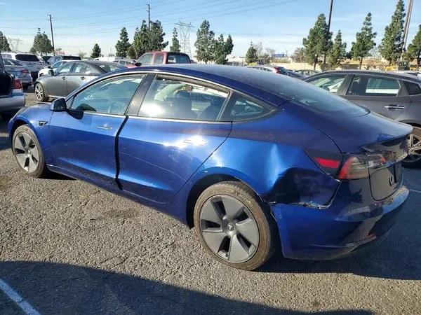 5YJ3E1EA7NF318826 2022 TESLA MODEL 3 - Image 2