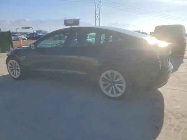 5YJ3E1EA7NF369985 2022 TESLA MODEL 3 - Image 2