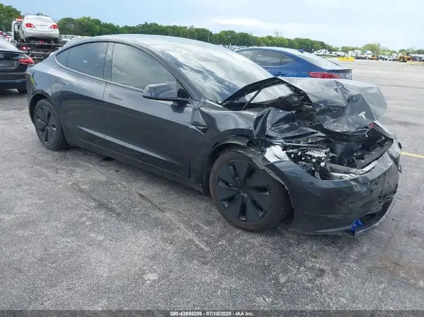 5YJ3E1EA7RF738284 2024 TESLA MODEL 3 - Image 1