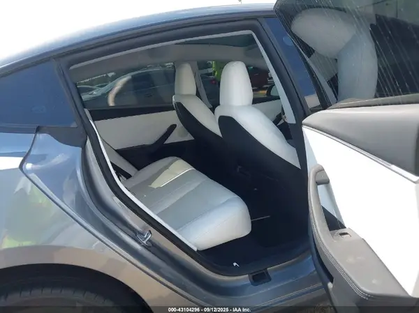 5YJ3E1EA7SF891009 2025 TESLA MODEL 3 - Image 8