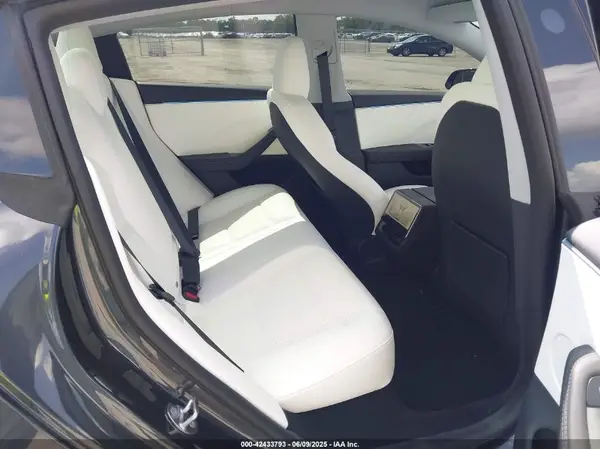 5YJ3E1EA7SF940208 2025 TESLA MODEL 3 - Image 8