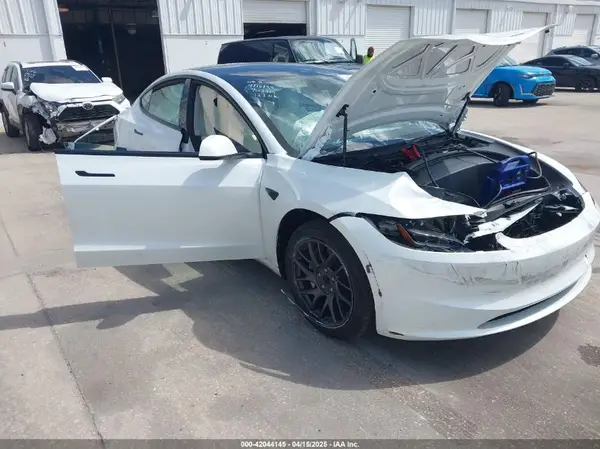 5YJ3E1EA7SF978831 2025 TESLA MODEL 3 - Image 1