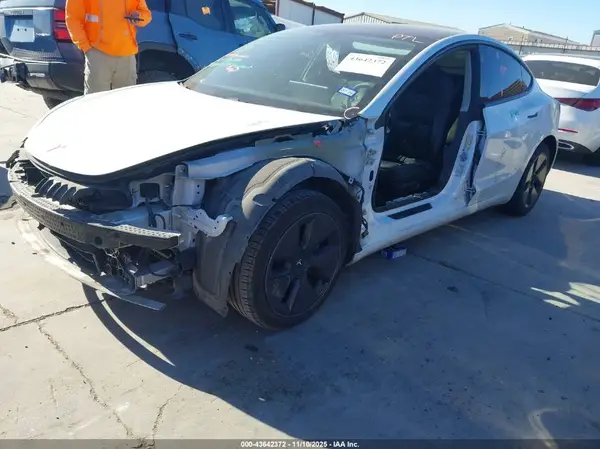 5YJ3E1EA8MF985581 2021 TESLA MODEL 3 - Image 2