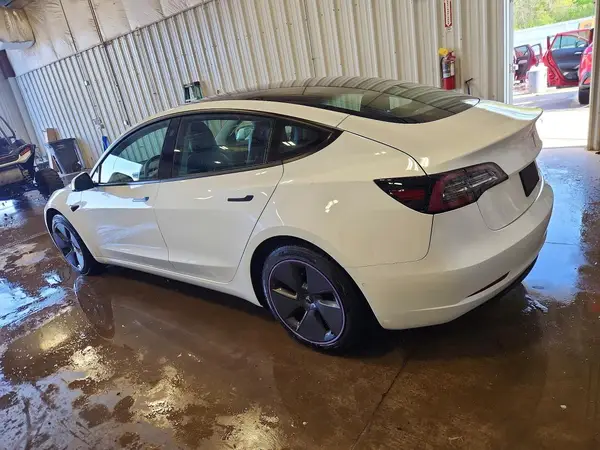 5YJ3E1EA8NF111748 2022 TESLA MODEL 3 - Image 2