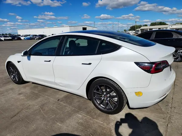 5YJ3E1EA8NF288901 2022 TESLA MODEL 3 - Image 2