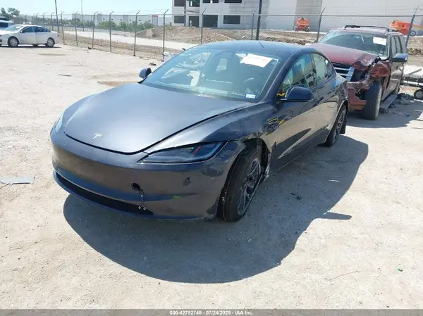 5YJ3E1EA8SF018305 2025 TESLA MODEL 3 - Image 2