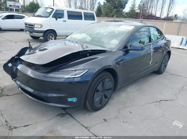 5YJ3E1EA8SF914801 2025 TESLA MODEL 3 - Image 2